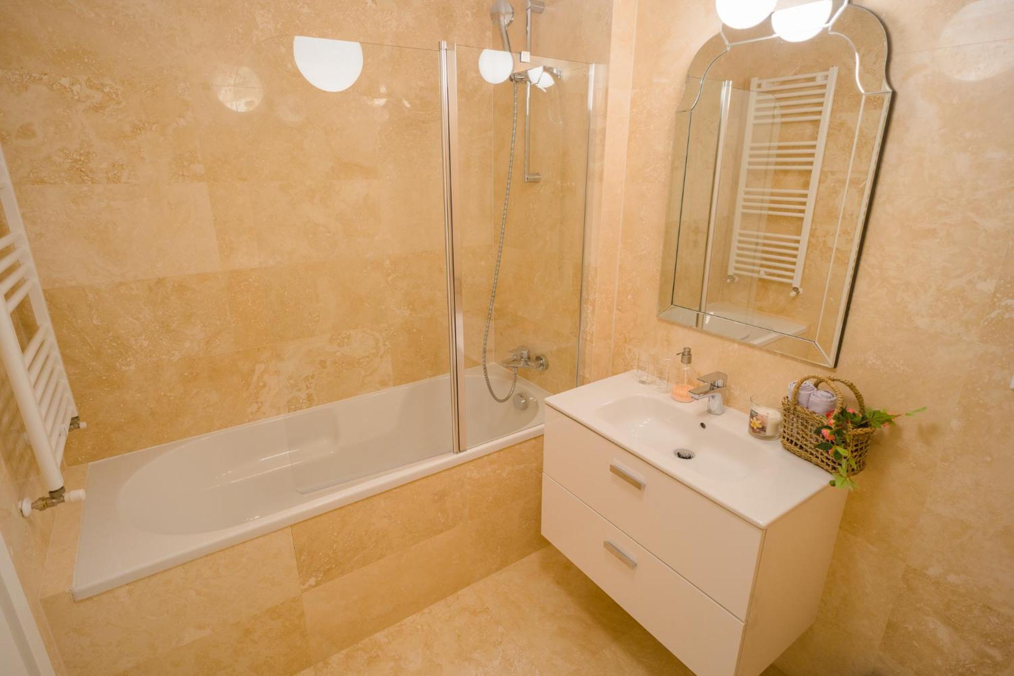 Central Apartments With City View & Large Balcony بوخارست المظهر الخارجي الصورة
