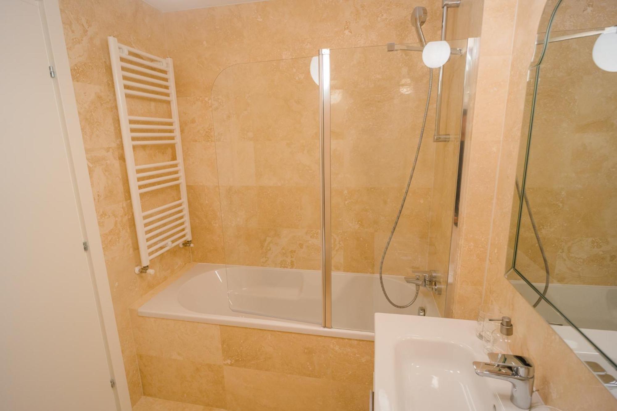Central Apartments With City View & Large Balcony بوخارست المظهر الخارجي الصورة